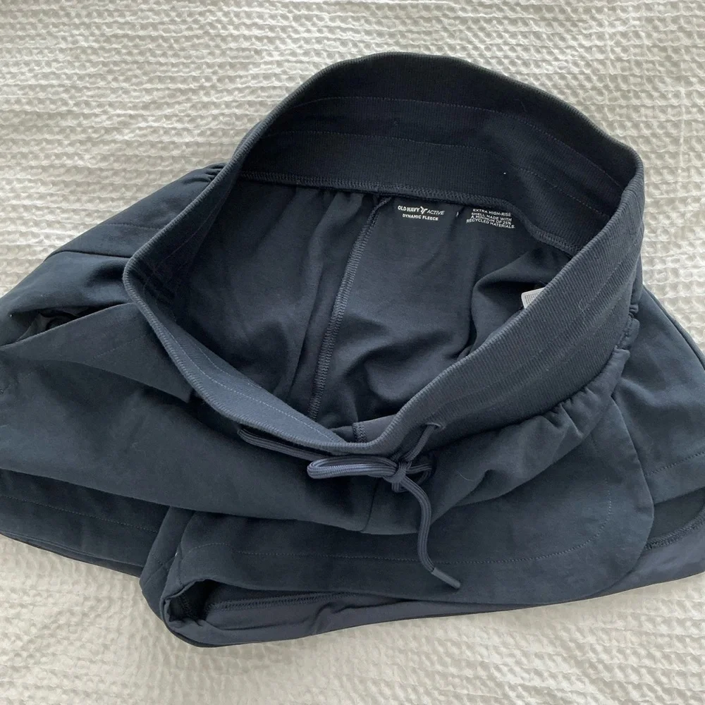 Oldnavy Active Dynamic Fleece Shorts - Picture 5 of 10